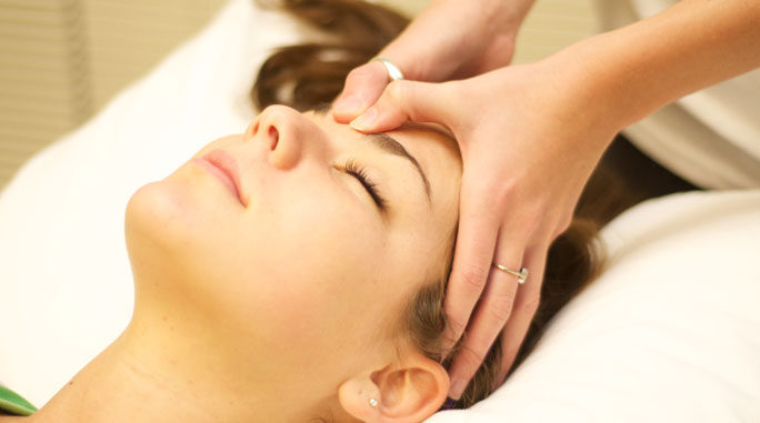 Cách massage bấm huyệt trị nhức đầu